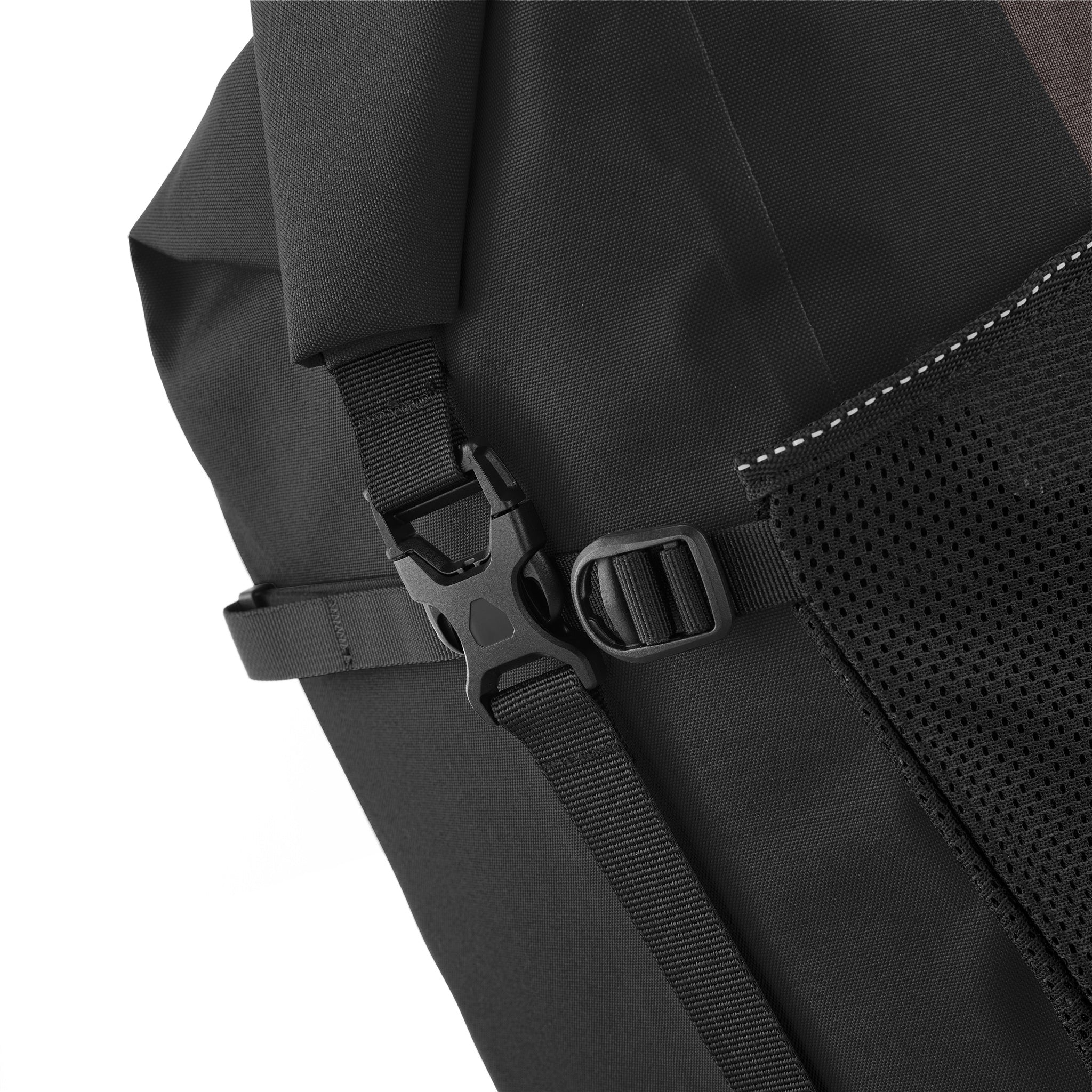 Primer plano del ORTLIEB Back-Roller XL Plus QL2.2 en granite - black con correa y hebilla