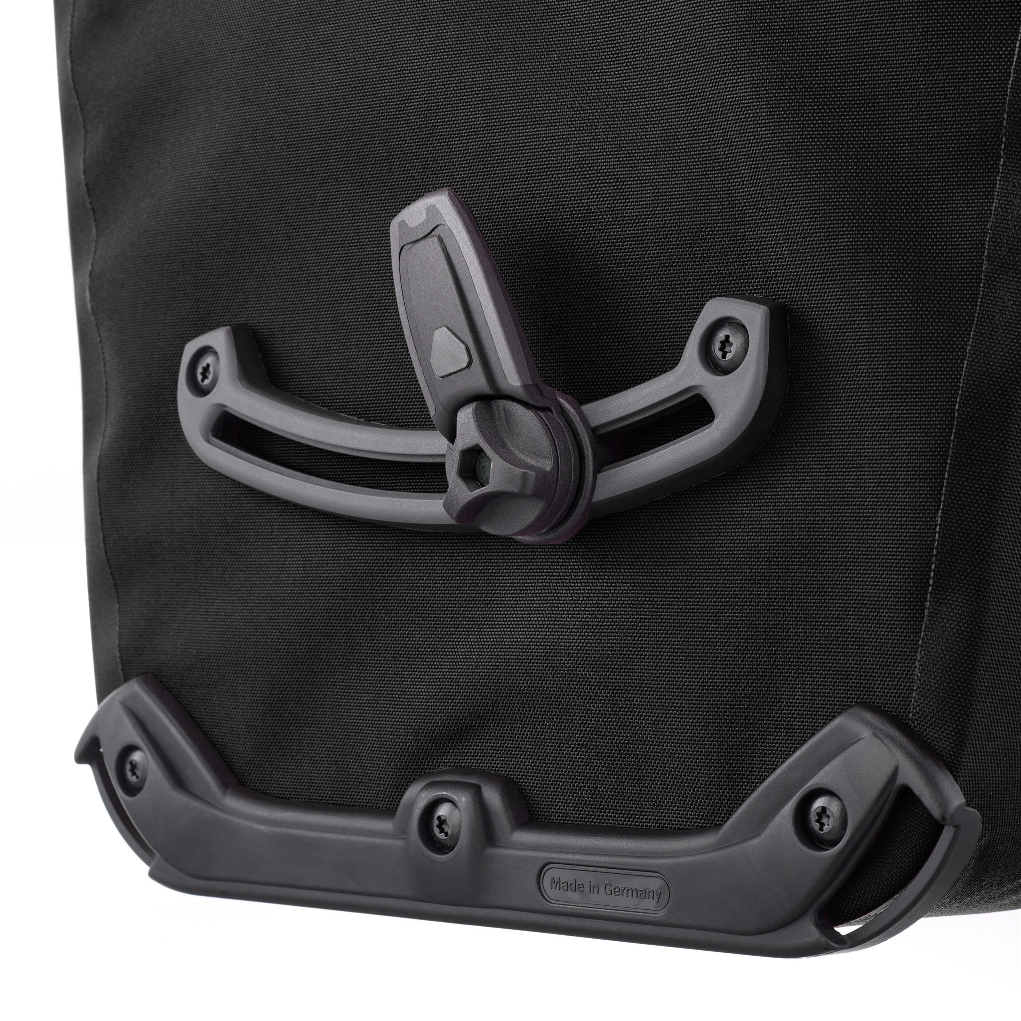 Vista trasera cercana del ORTLIEB Back-Roller XL Plus QL2.2 en granite - black con sistema Quick-Lock