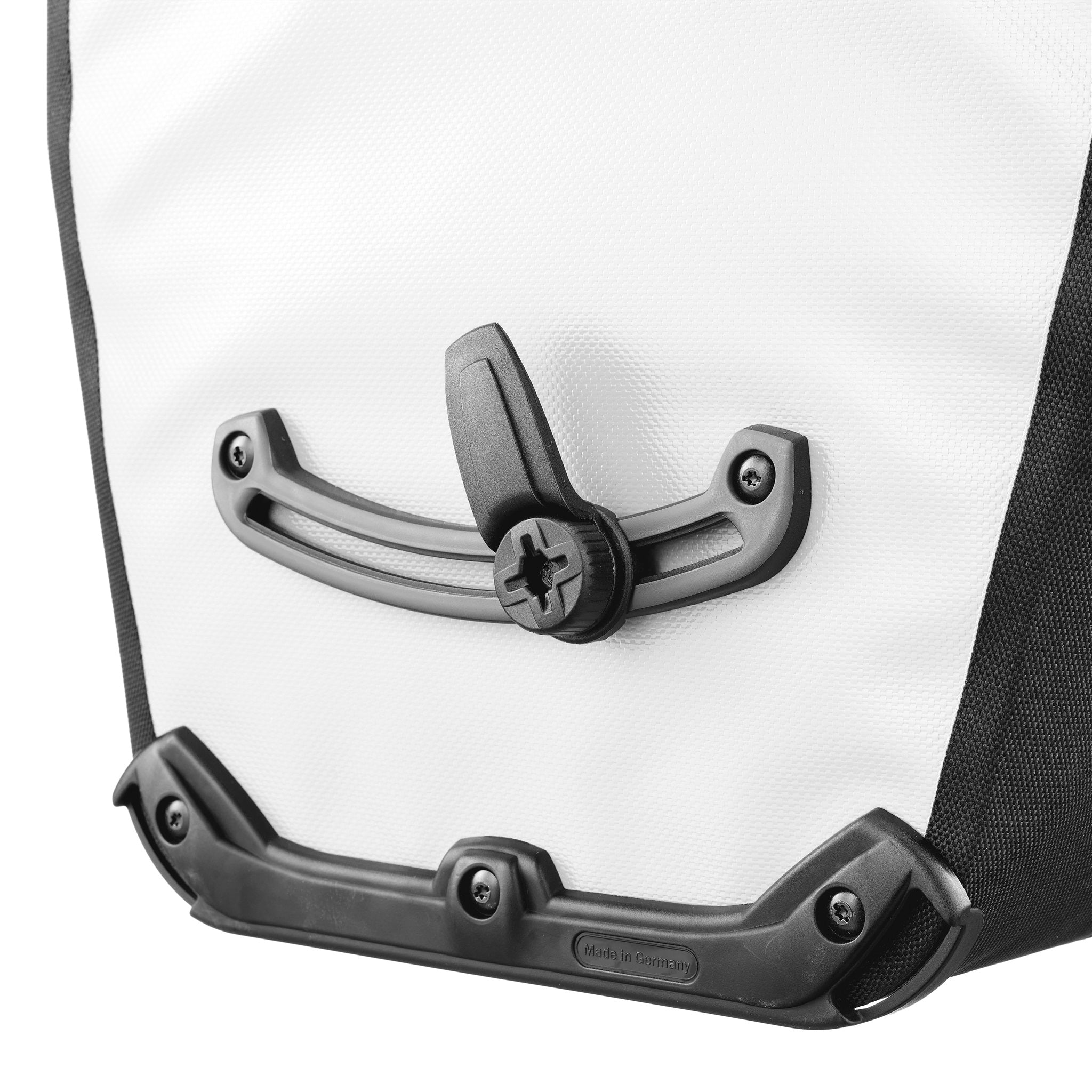 Mujer con casco de ciclismo sube escaleras con bolso ORTLIEB Back-Roller Design color design "Morning Routine"