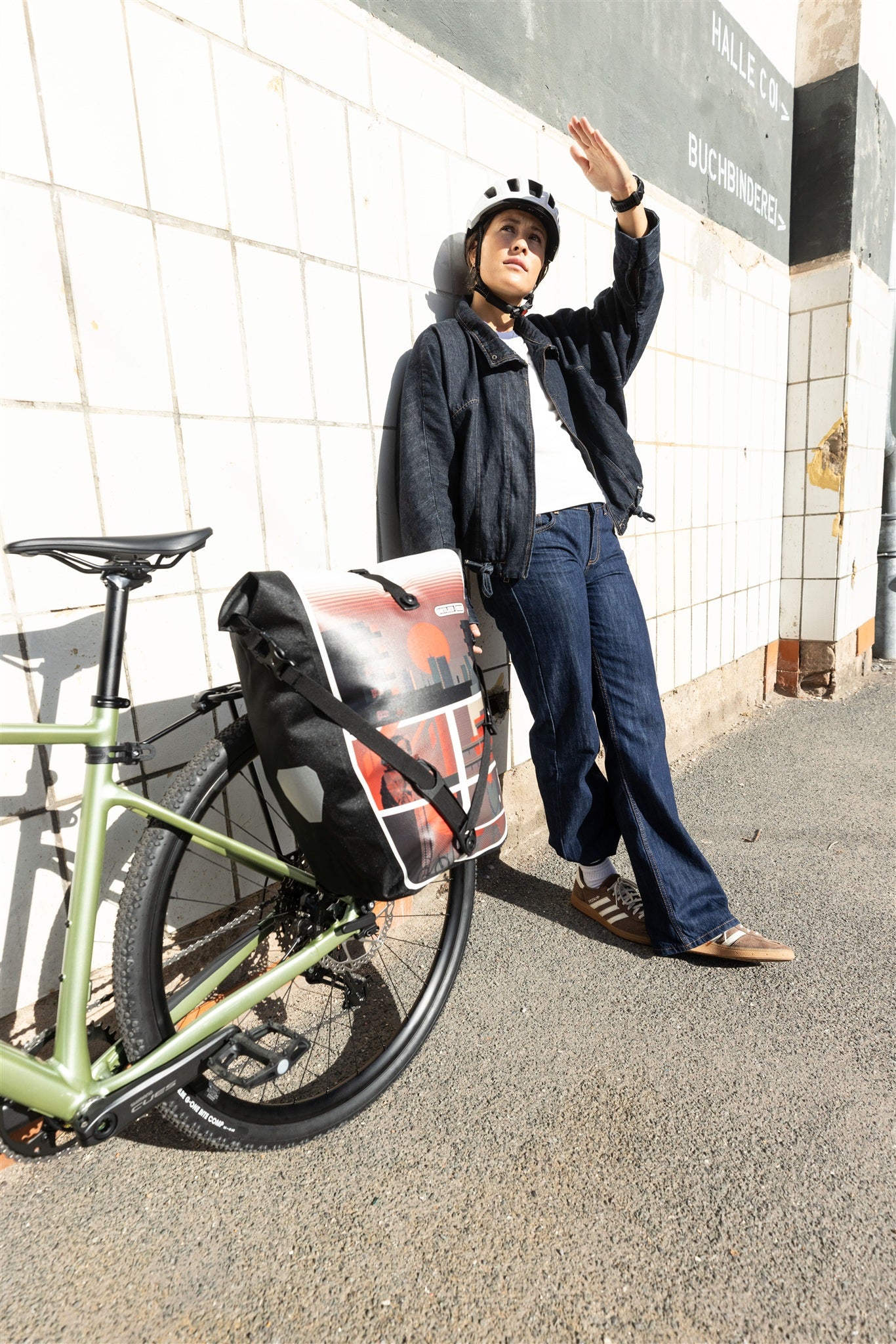 Primer plano del bolso ORTLIEB Back-Roller Design color design "Morning Routine" con cierre enrollable resistente