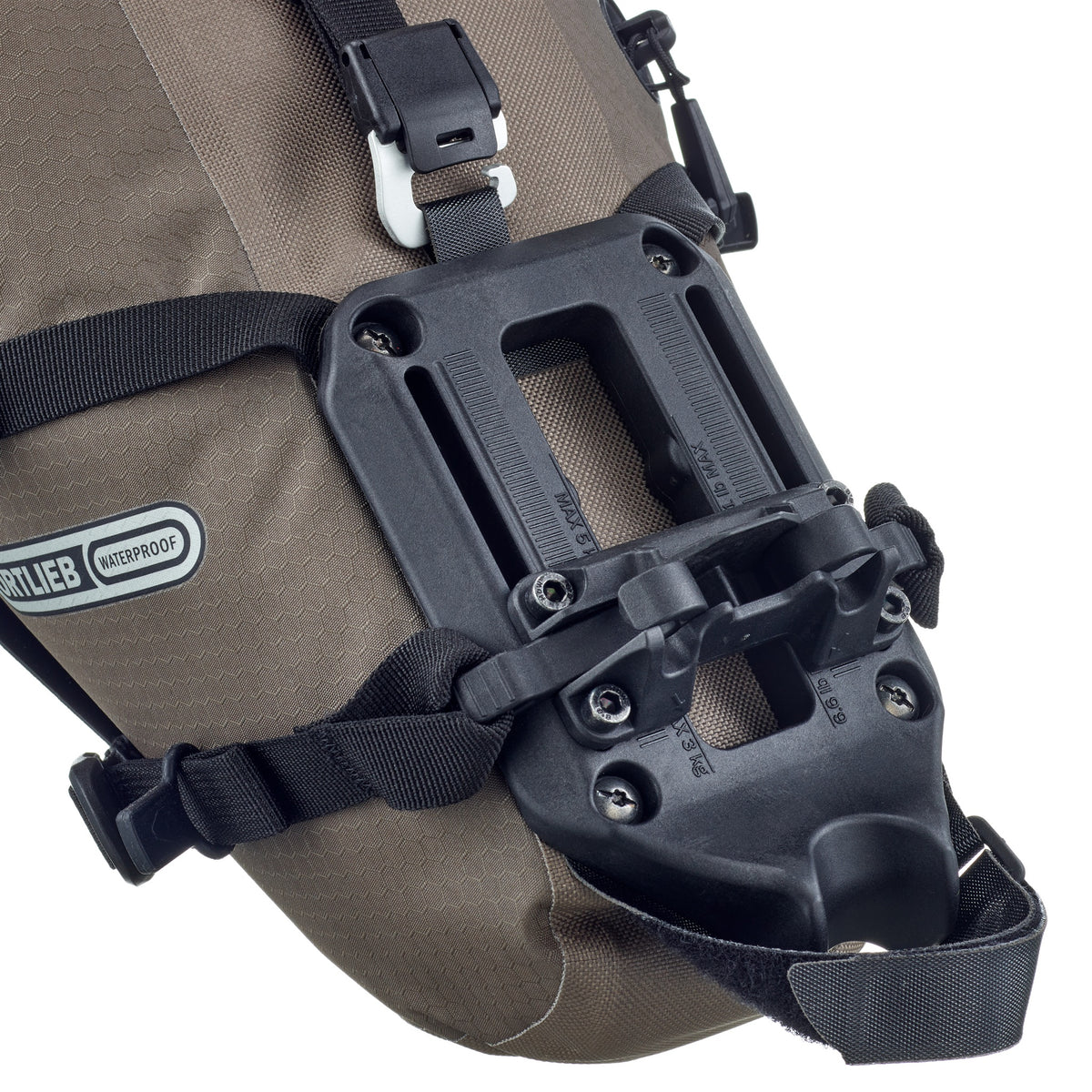 Detalle de la ORTLIEB Seat-Pack QR color dark-sand con correa de compresión y válvula