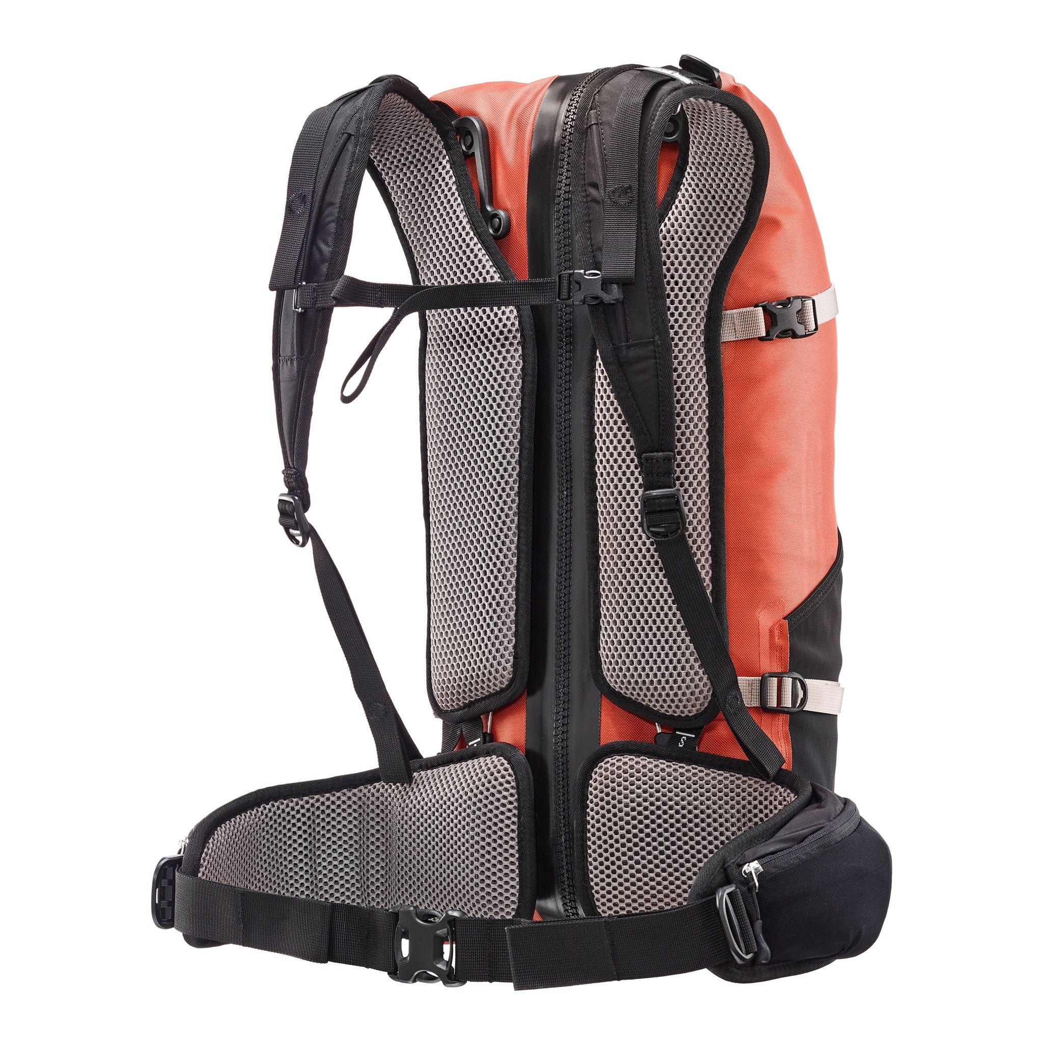 Vista trasera de la mochila impermeable ORTLIEB Atrack para exteriores en color rooibos con 25 litros, con acolchados de malla transpirables, correas de hombro ajustables en altura y cremallera impermeable.