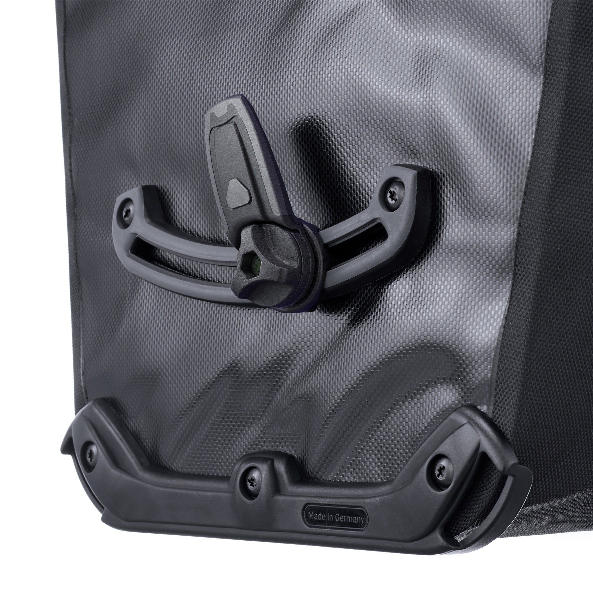 Vista trasera cercana del ORTLIEB Back-Roller XL QL2.2 en asphalt - black con sistema Quick-Lock
