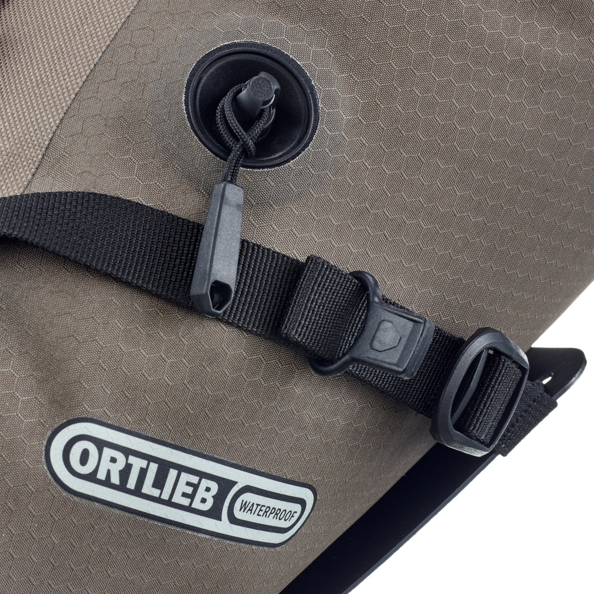 Primer plano de la ORTLIEB Seat-Pack QR dark-sand con sistema de sujeción Seat-Lock