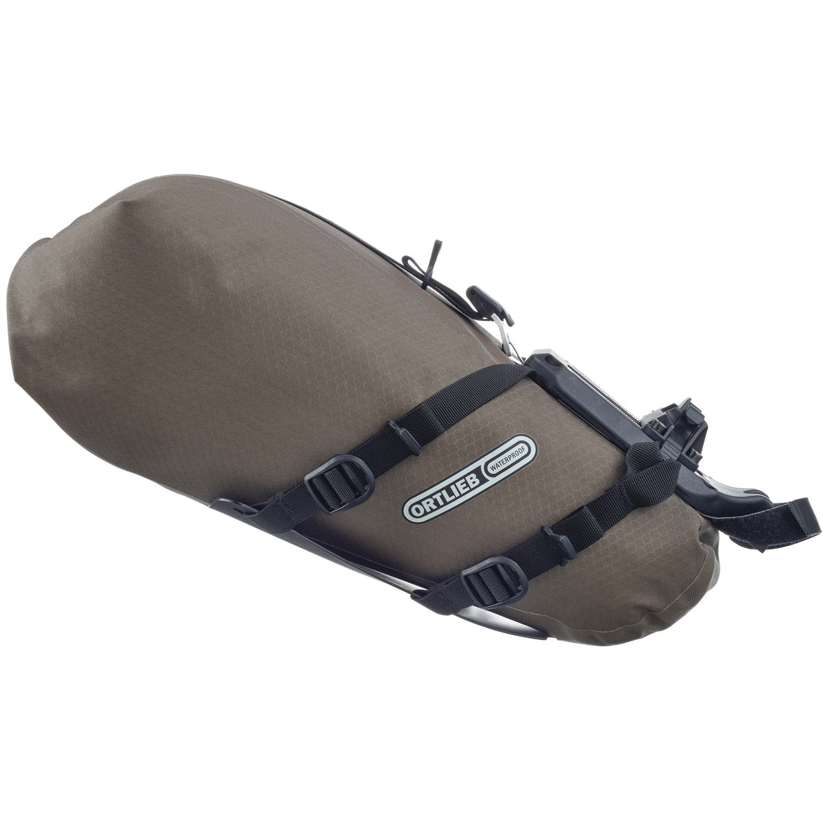 Vista lateral cercana de la ORTLIEB Seat-Pack QR dark-sand con correas y sistema de montaje