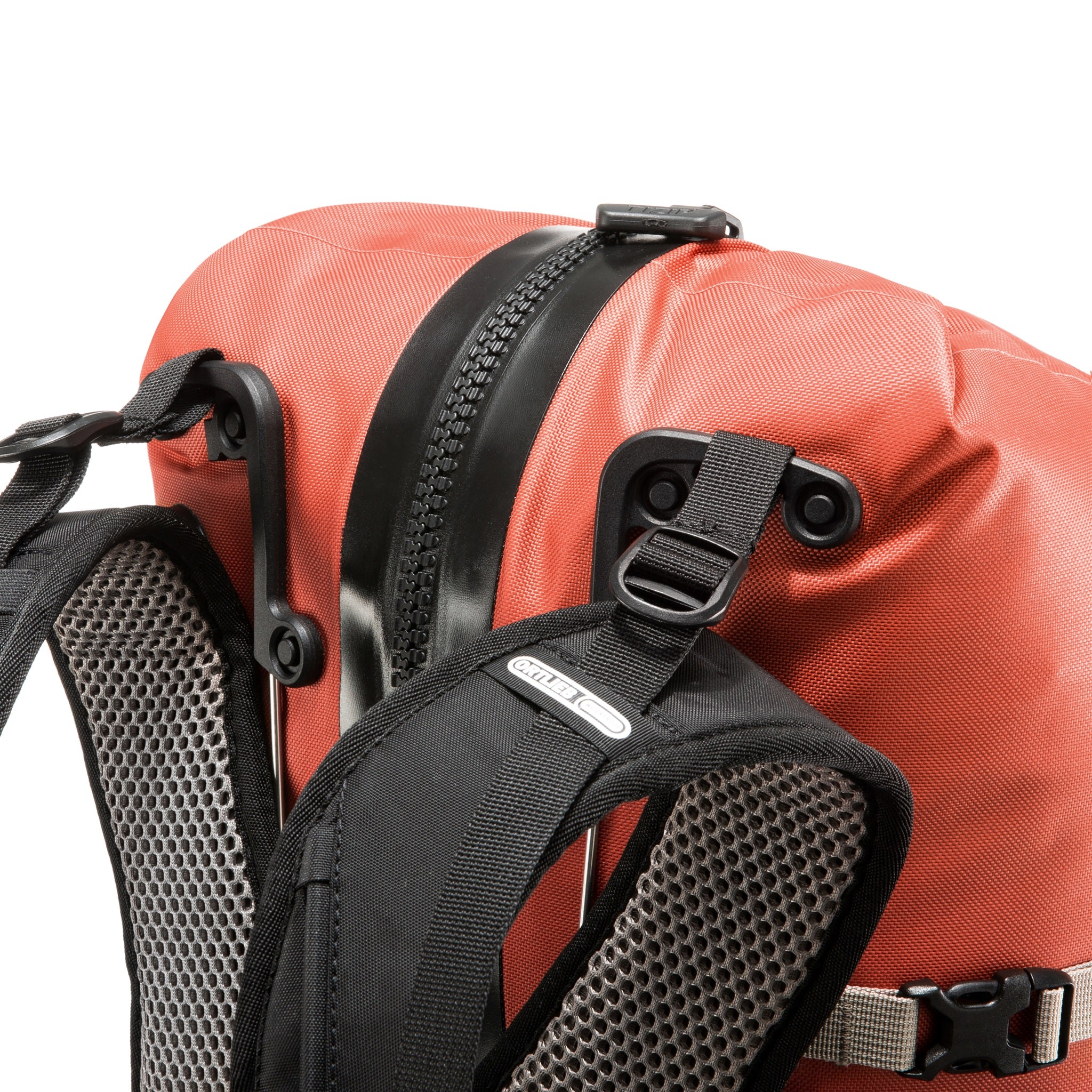 Vista de detalle de la mochila impermeable ORTLIEB Atrack para exteriores en color rooibos con 25 litros, con tirantes acolchados, lazos de sujeción resistentes y panel trasero reforzado.