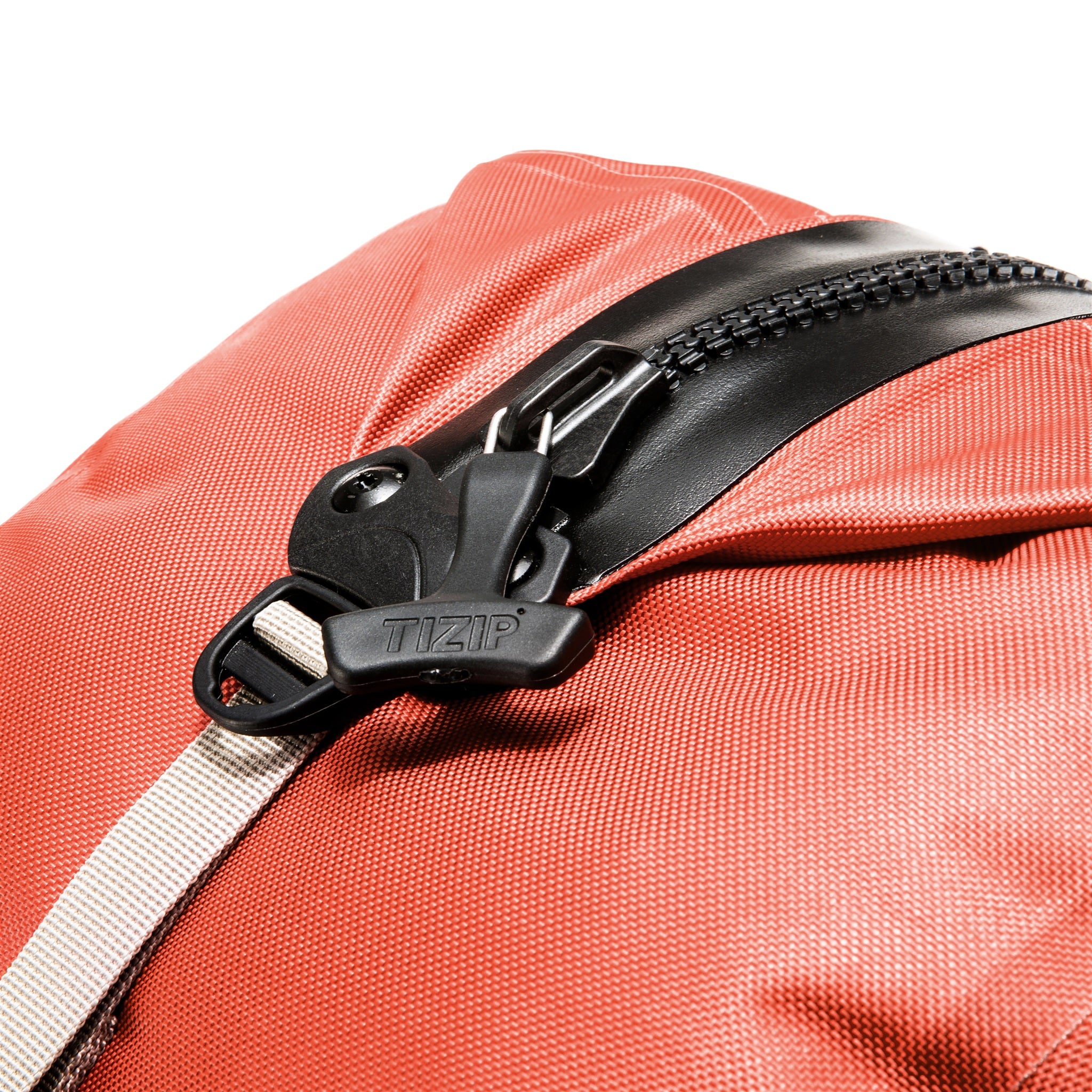 Vista de detalle de la mochila impermeable ORTLIEB Atrack para exteriores en color rooibos con 25 litros, con cremallera TIZIP robusta para una protección fiable contra la humedad y el polvo.