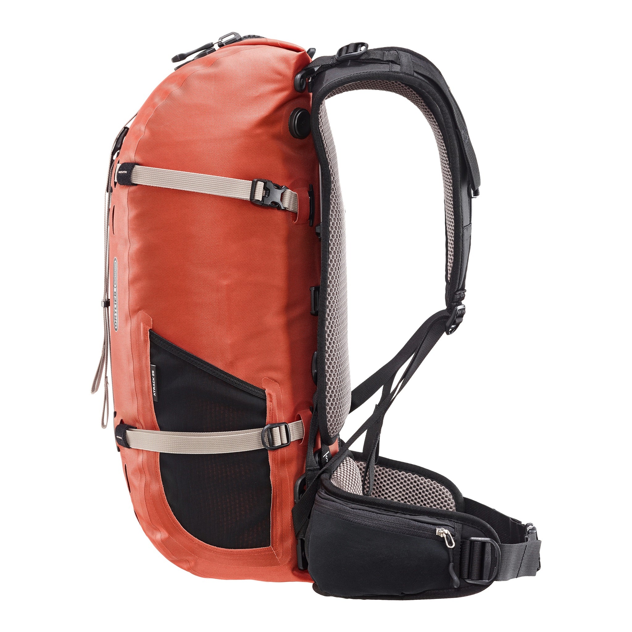 Vista lateral de la mochila impermeable ORTLIEB Atrack para exteriores en color rooibos con 25 litros, con sistema de transporte ergonómico, tirantes anchos y bolsillo lateral con cremallera.